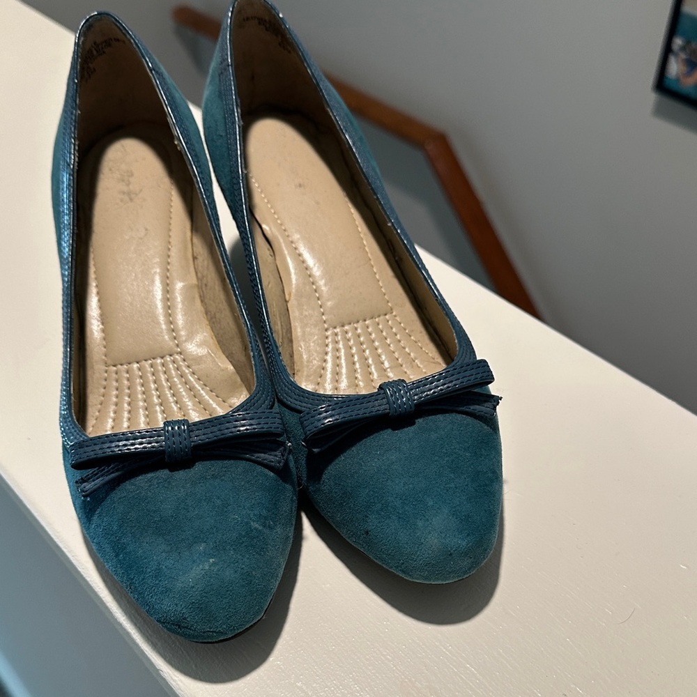 Easy Spirit Teal Heels with Bow Detail